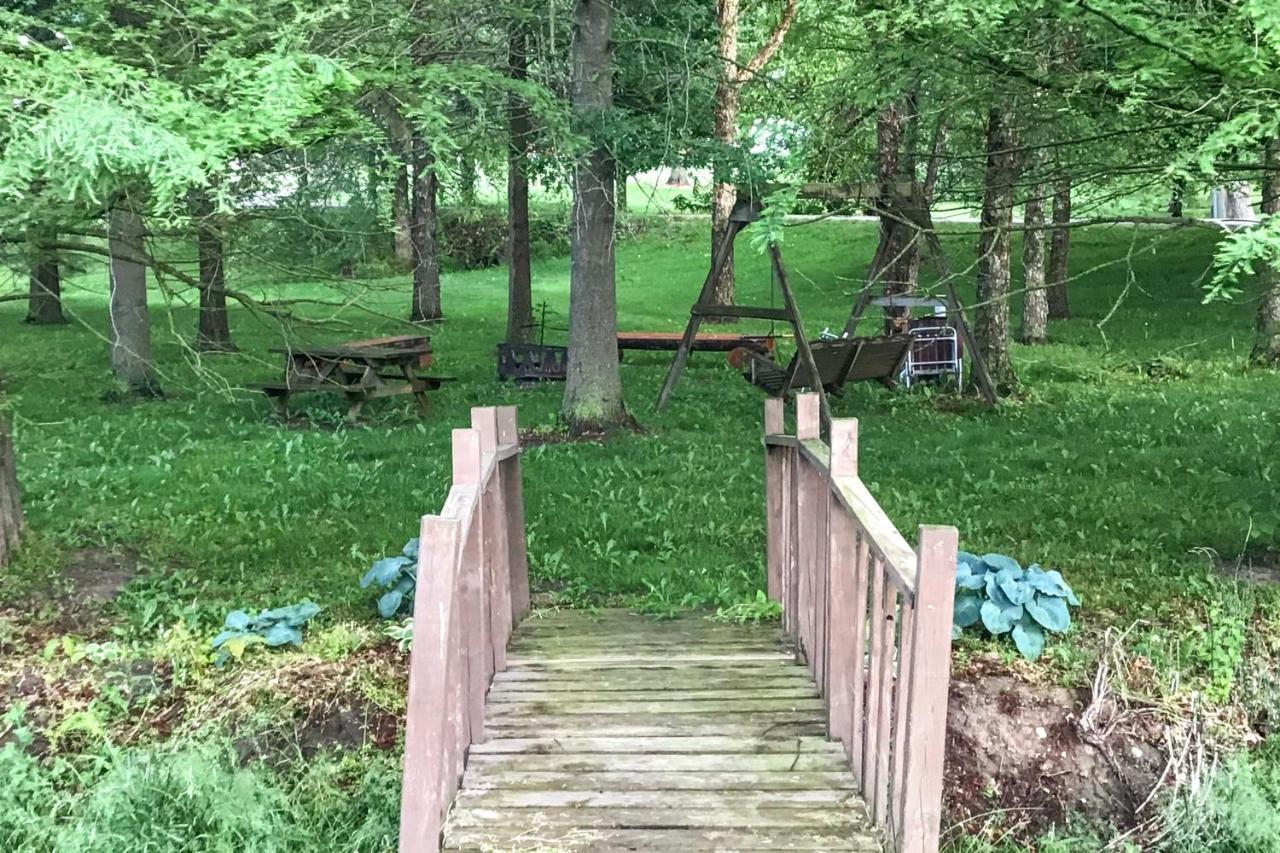 Honey House Cabin - A Quiet Countryside Retreat! Nappanee エクステリア 写真
