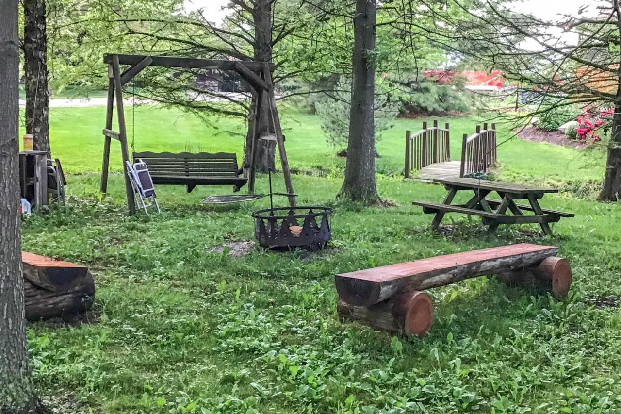 Honey House Cabin - A Quiet Countryside Retreat! Nappanee エクステリア 写真