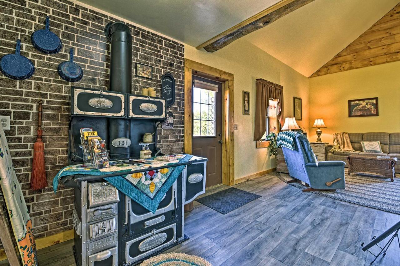 Honey House Cabin - A Quiet Countryside Retreat! Nappanee エクステリア 写真