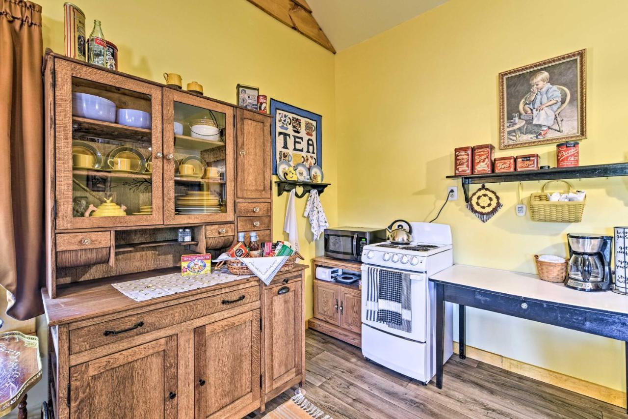 Honey House Cabin - A Quiet Countryside Retreat! Nappanee エクステリア 写真