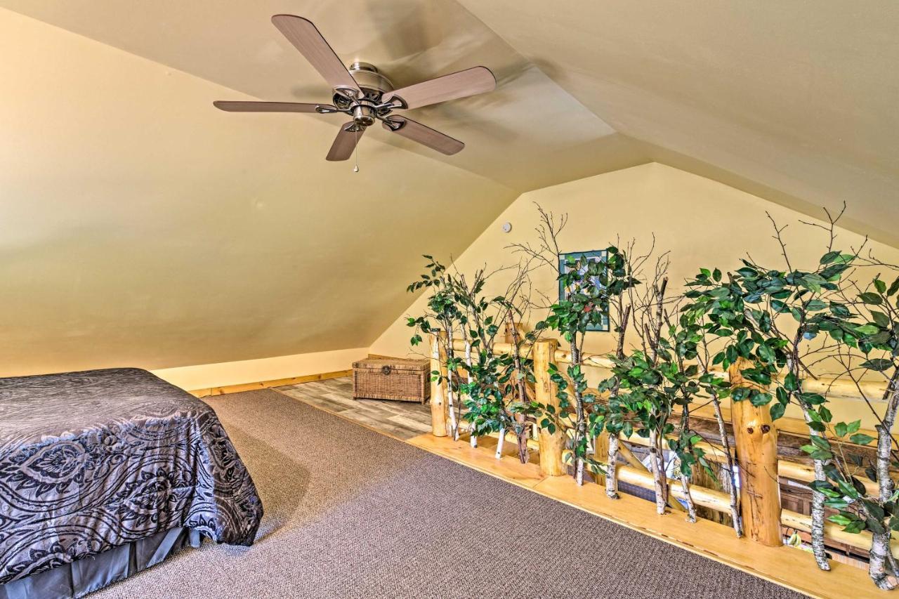 Honey House Cabin - A Quiet Countryside Retreat! Nappanee エクステリア 写真