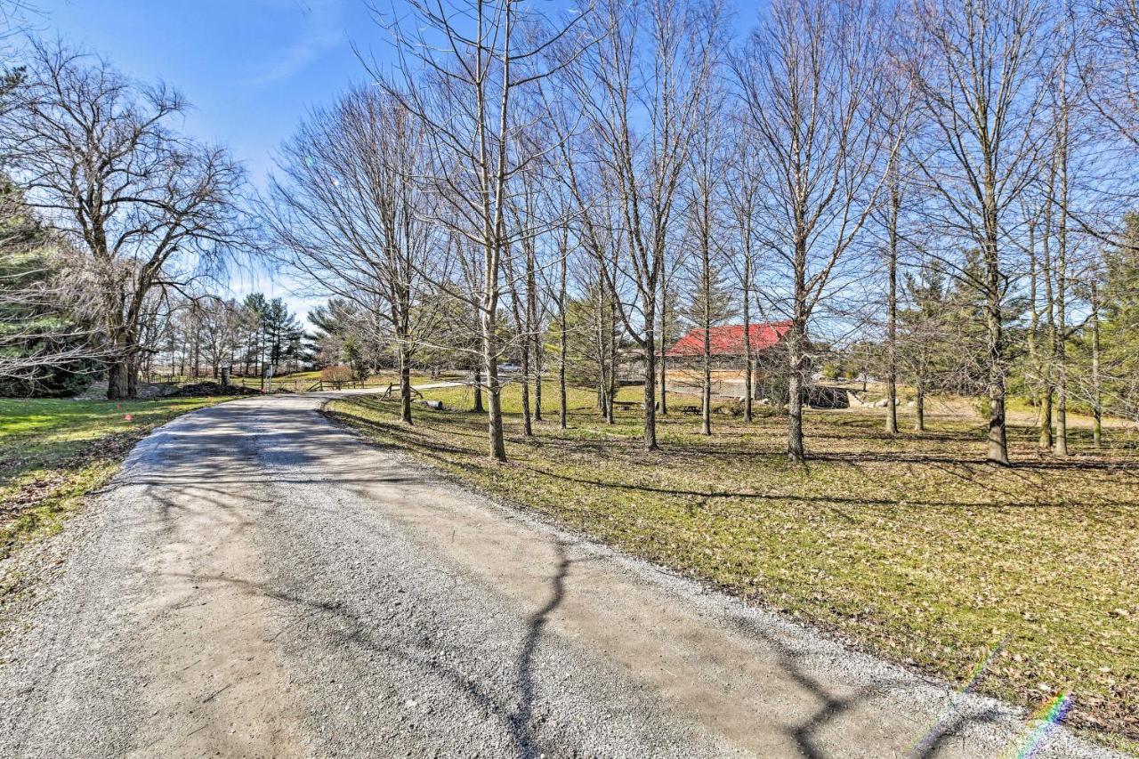 Honey House Cabin - A Quiet Countryside Retreat! Nappanee エクステリア 写真