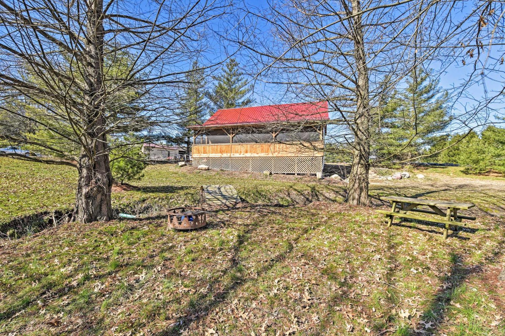 Honey House Cabin - A Quiet Countryside Retreat! Nappanee エクステリア 写真