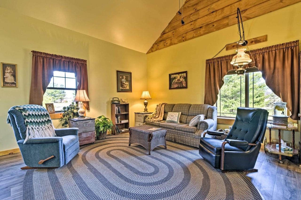 Honey House Cabin - A Quiet Countryside Retreat! Nappanee エクステリア 写真