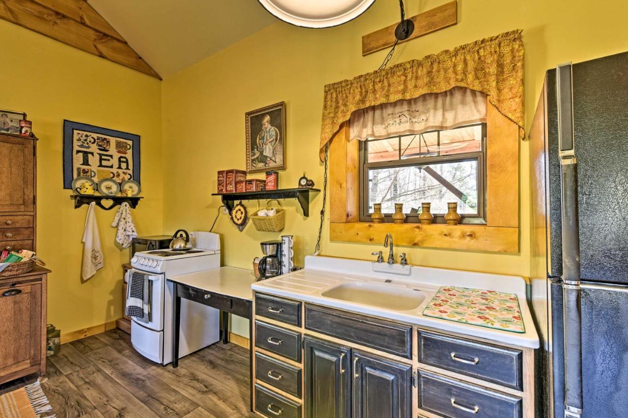 Honey House Cabin - A Quiet Countryside Retreat! Nappanee エクステリア 写真