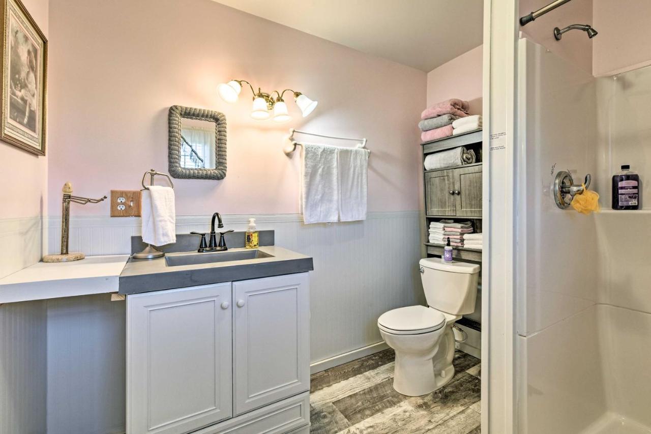 Honey House Cabin - A Quiet Countryside Retreat! Nappanee エクステリア 写真