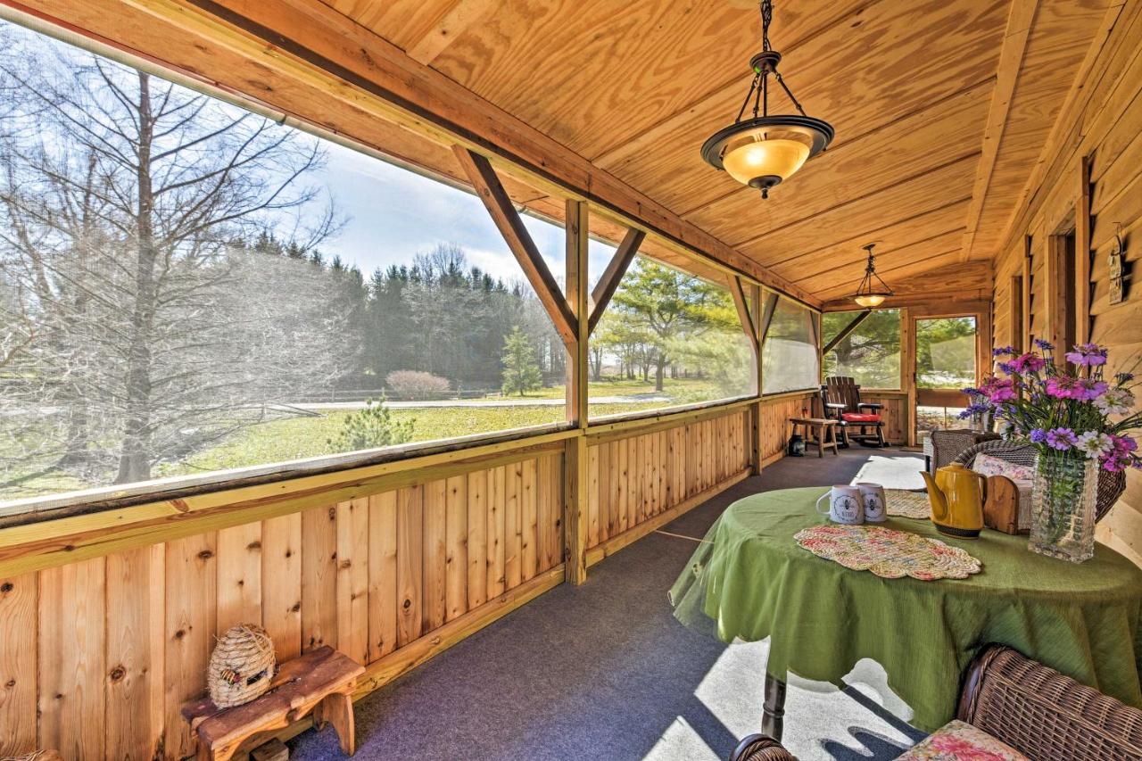 Honey House Cabin - A Quiet Countryside Retreat! Nappanee エクステリア 写真
