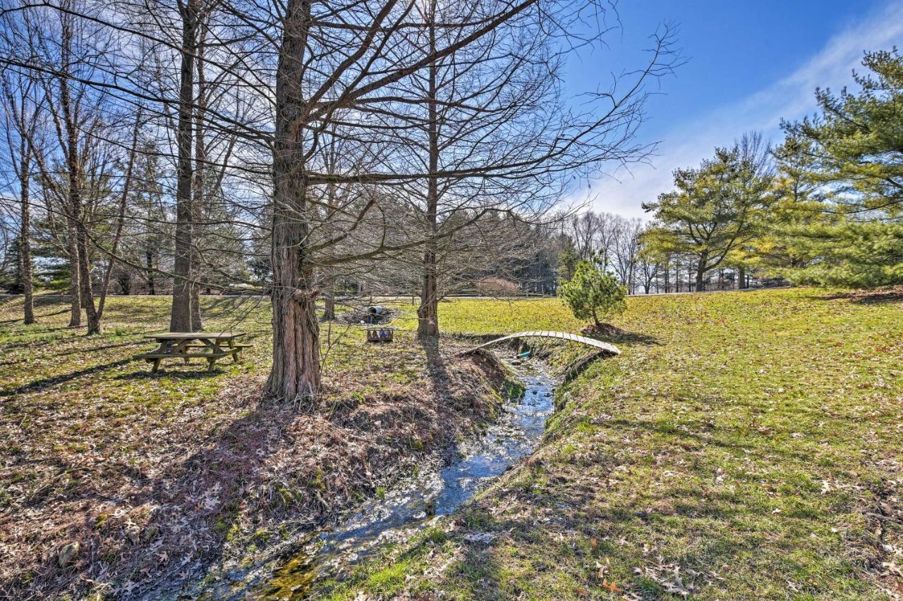 Honey House Cabin - A Quiet Countryside Retreat! Nappanee エクステリア 写真