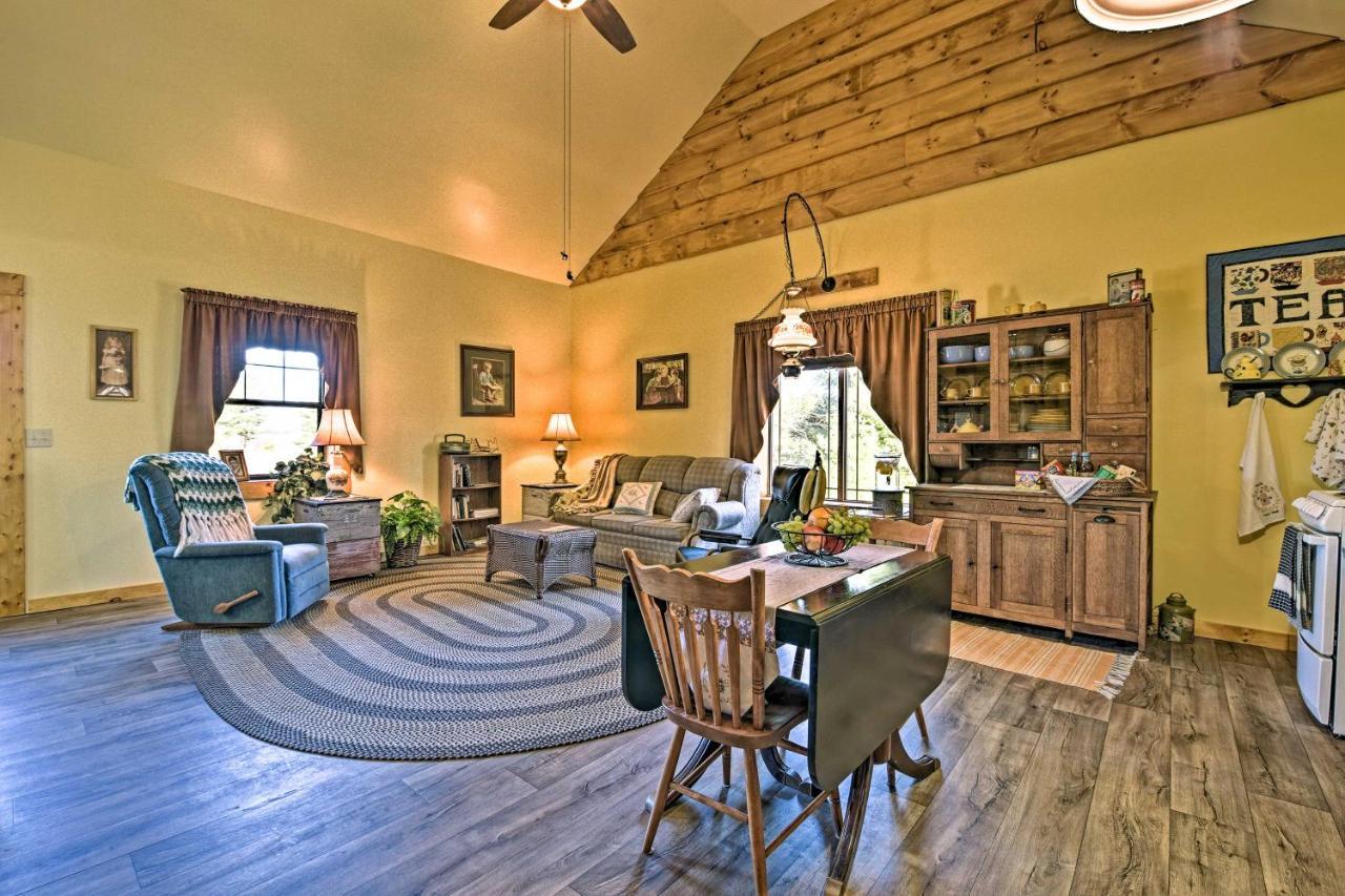 Honey House Cabin - A Quiet Countryside Retreat! Nappanee エクステリア 写真