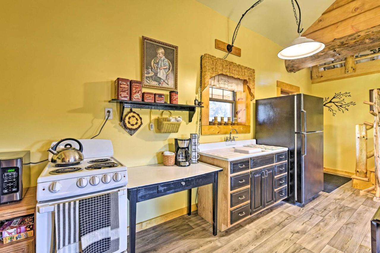 Honey House Cabin - A Quiet Countryside Retreat! Nappanee エクステリア 写真