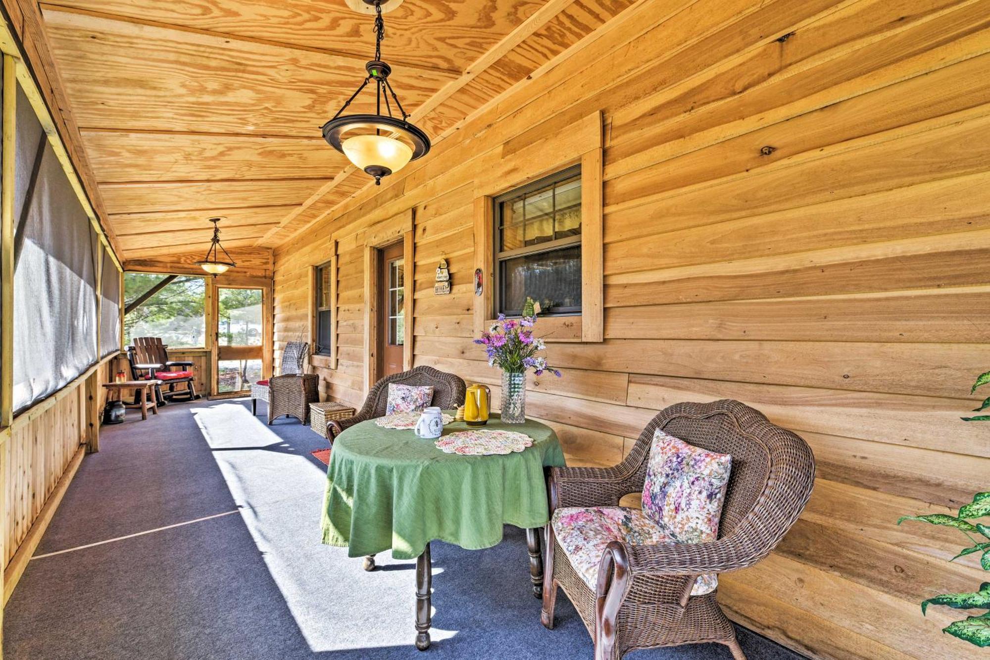 Honey House Cabin - A Quiet Countryside Retreat! Nappanee エクステリア 写真