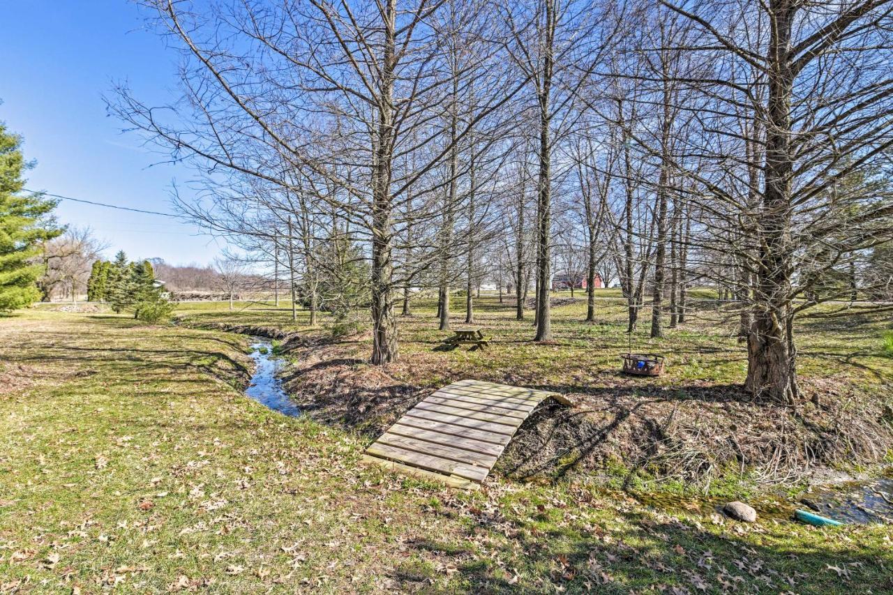 Honey House Cabin - A Quiet Countryside Retreat! Nappanee エクステリア 写真